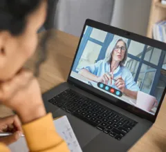 Pessoa em consulta por vídeo com médica no notebook
